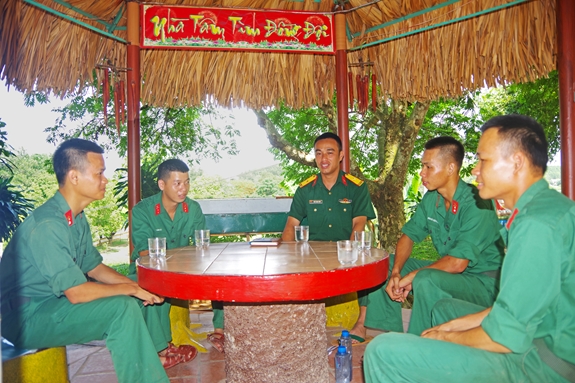 Thiếu tá Trần Trọng Triết trò chuyện với chiến sĩ.